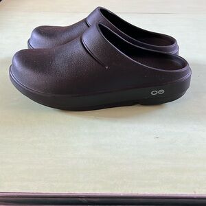 Oofos black recovery slip ons women’s 8 EU 39
Worn indoors only